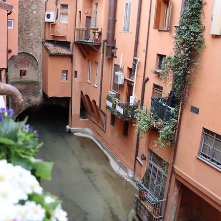 Little Apartment Over The Canal Болонья Экстерьер фото
