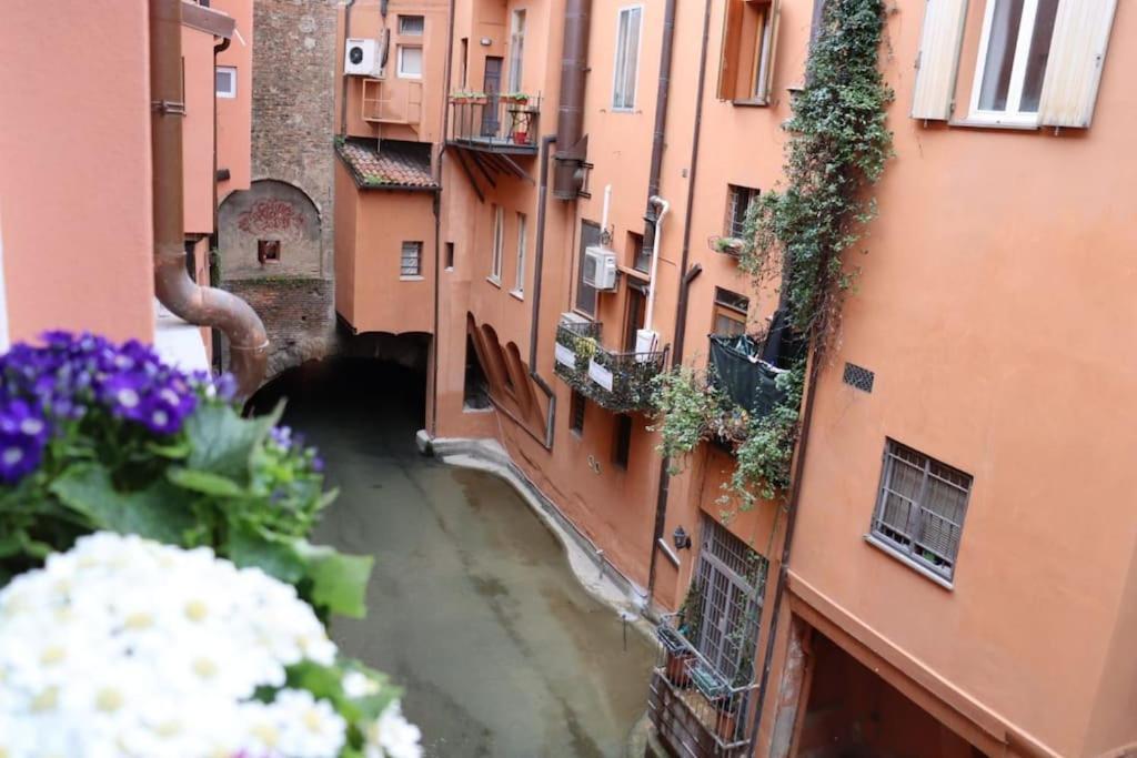 Little Apartment Over The Canal Болонья Экстерьер фото